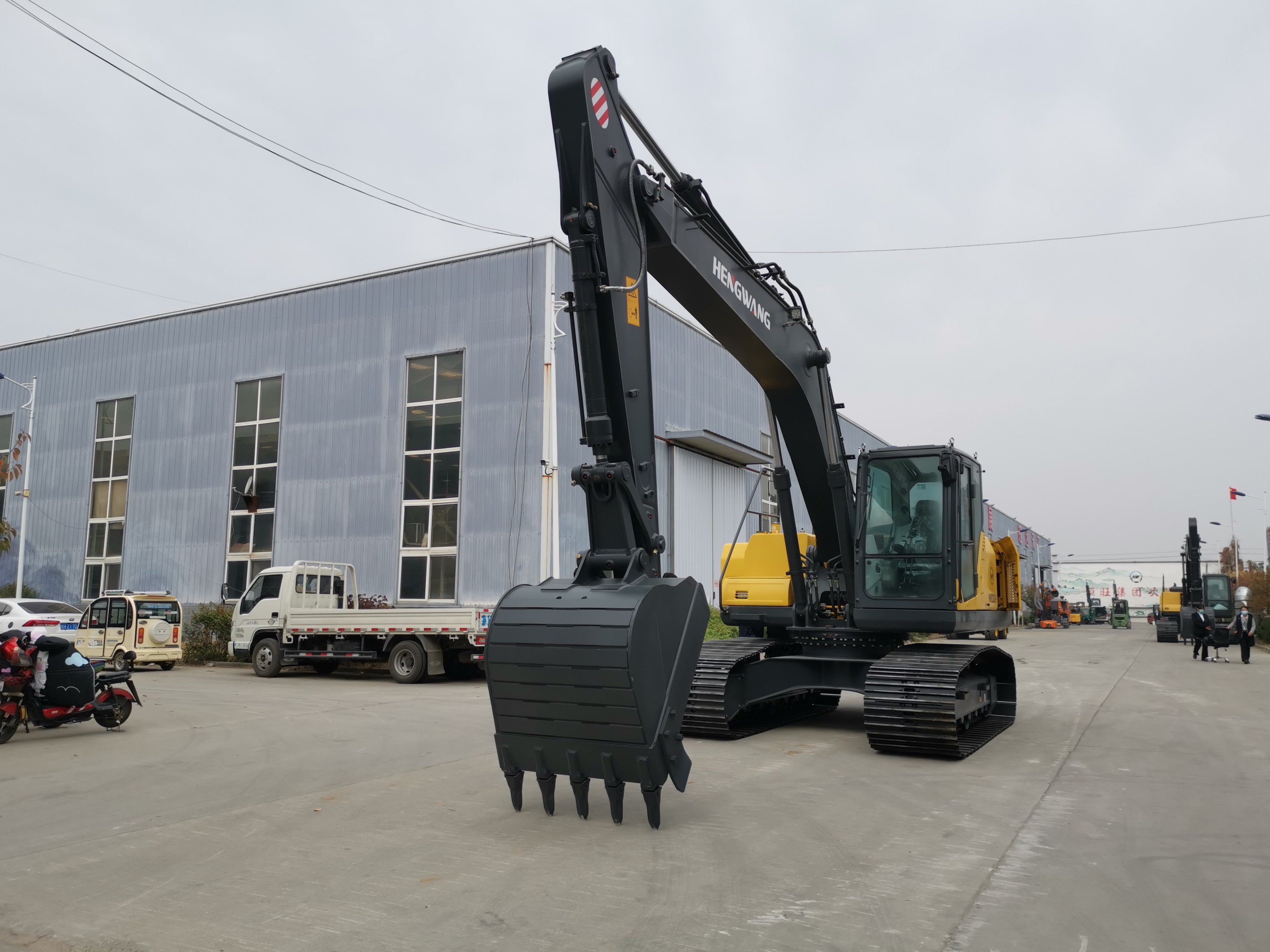 HW220 large excavator. Please contact customer service for pricing details.